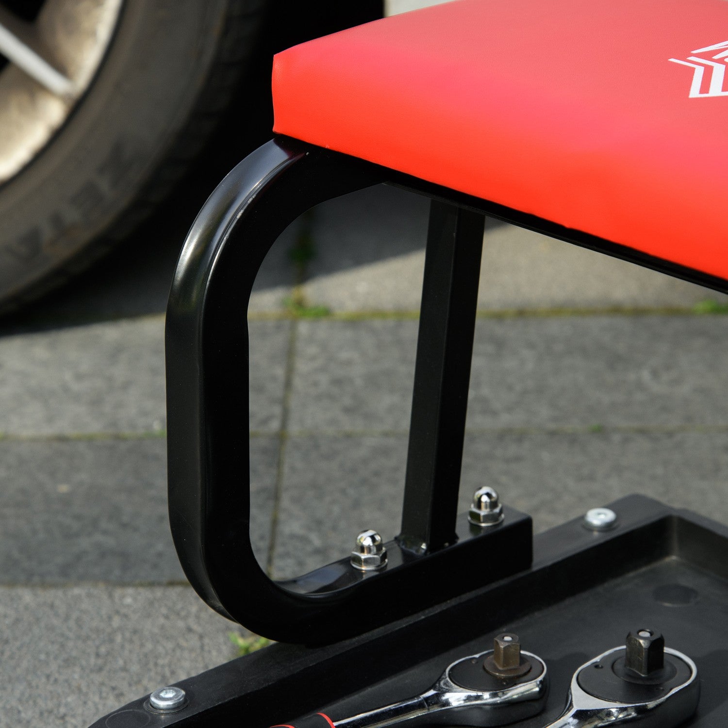 Verkstadspall med hylla & vadderad sits - rött stål