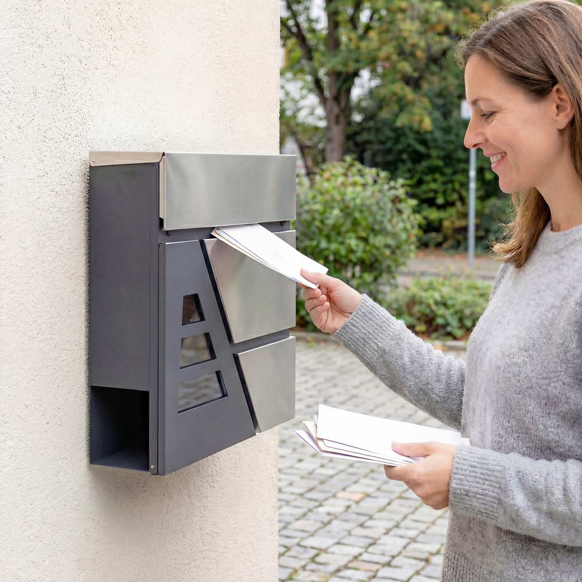 Vegghengt postkasse, 13 l, stille lukking, mørkegrå