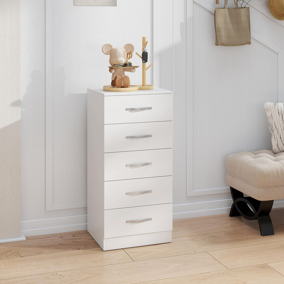 Hvit kommode med 5 skuffer, sponplate, plassbesparende design