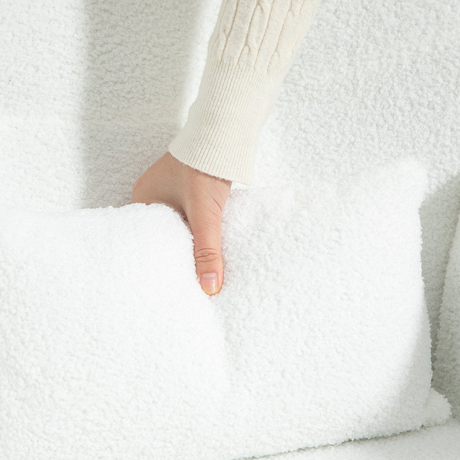 Vit gungstol, teddytyg, svankkudde, sidoficka