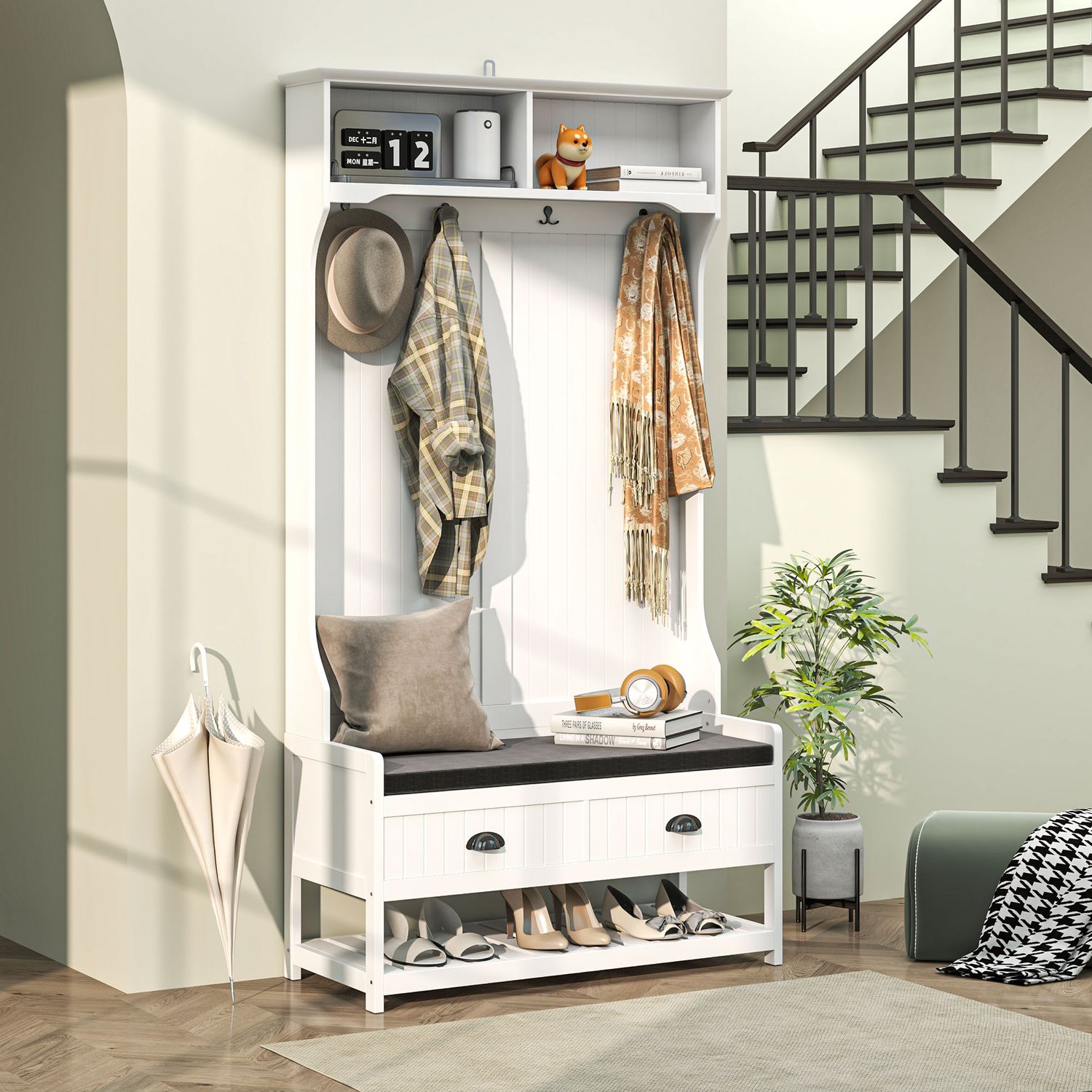 Vit klädhängare och skobänk med krokar – Entréförvaring