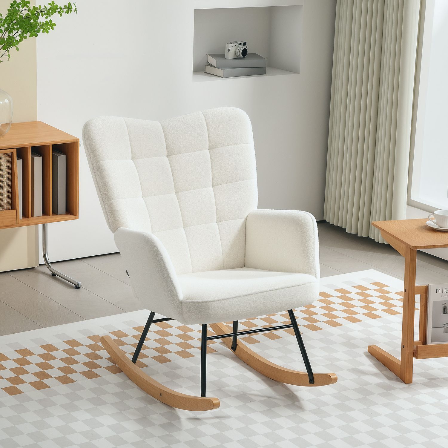 Vit vadderad gungstol med armstöd, träbas