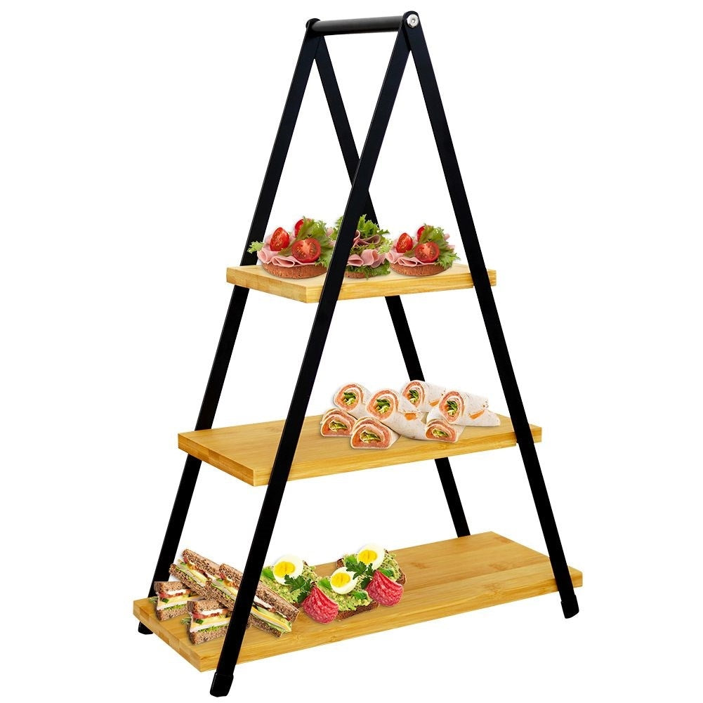 Våningsfat med träbrickor för chark, ost, kakor och snacks