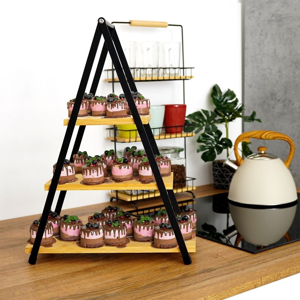 Våningsfat med träbrickor för chark, ost, kakor och snacks