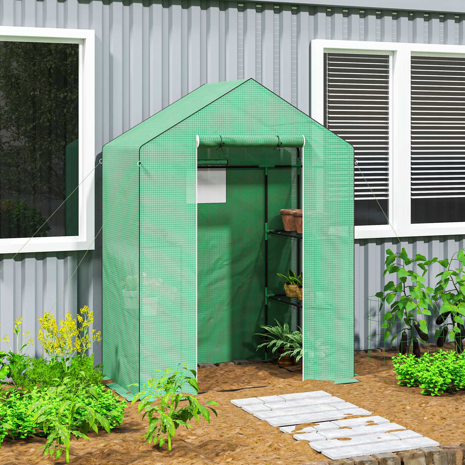 Växthus med hyllor och rulldörr för tomater